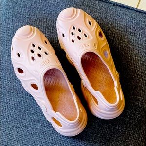 Skechers Size 8 Crocs